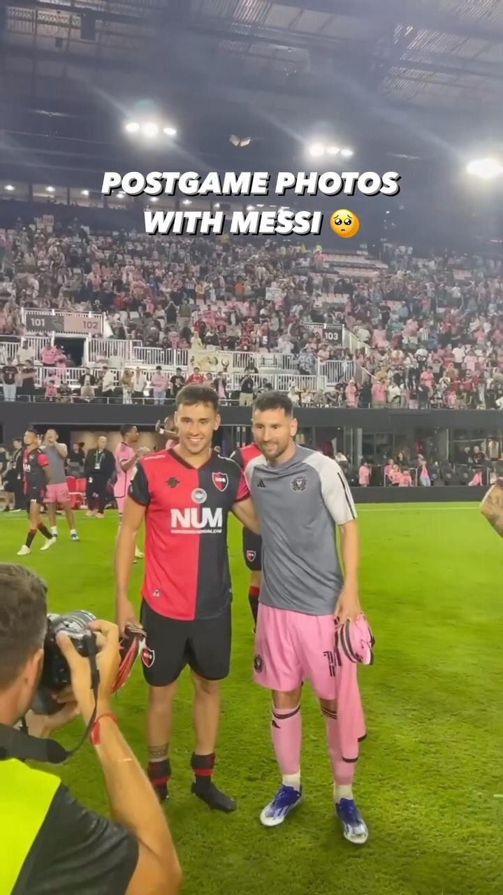 The Newell's players weren't leaving without a  with Lionel Messi...