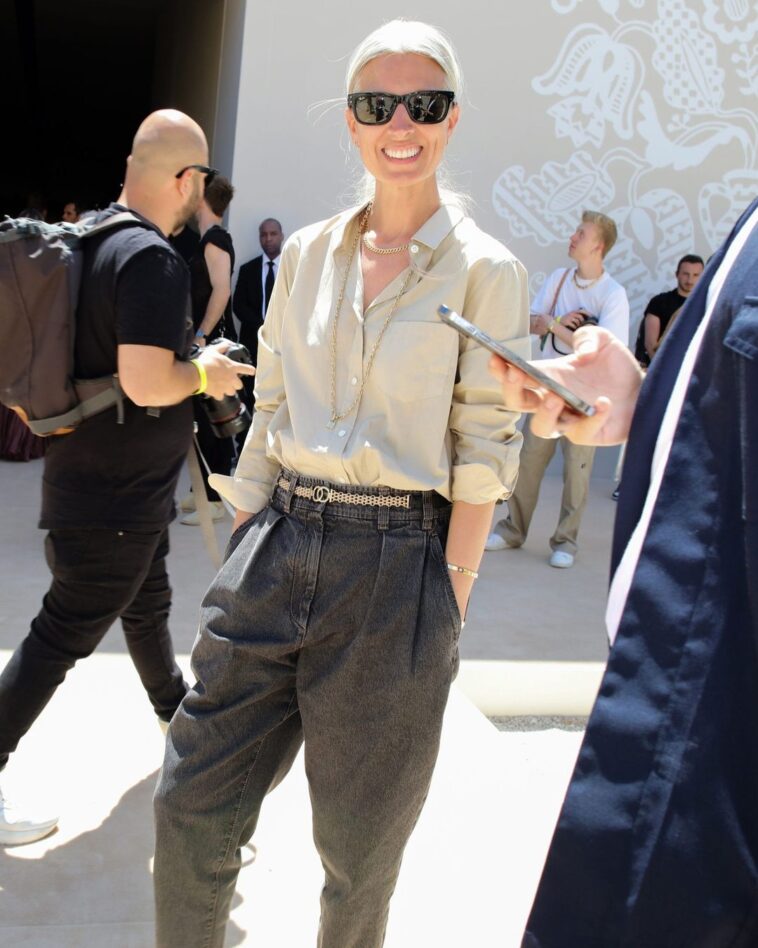 Curious what Vogue’s global network lead & European deputy editor,  , is wearing...
