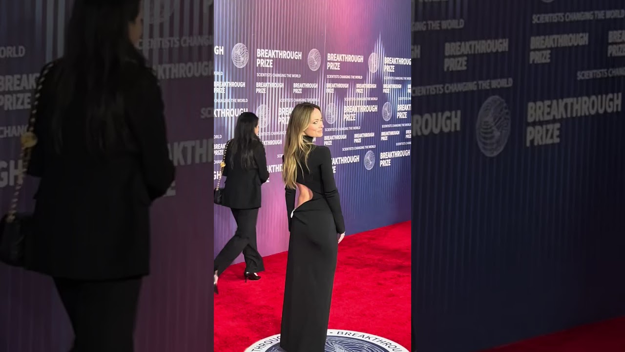 We’re not over the back of #OliviaWilde's dress. 🤩 #BreakthroughPrizeCeremony.